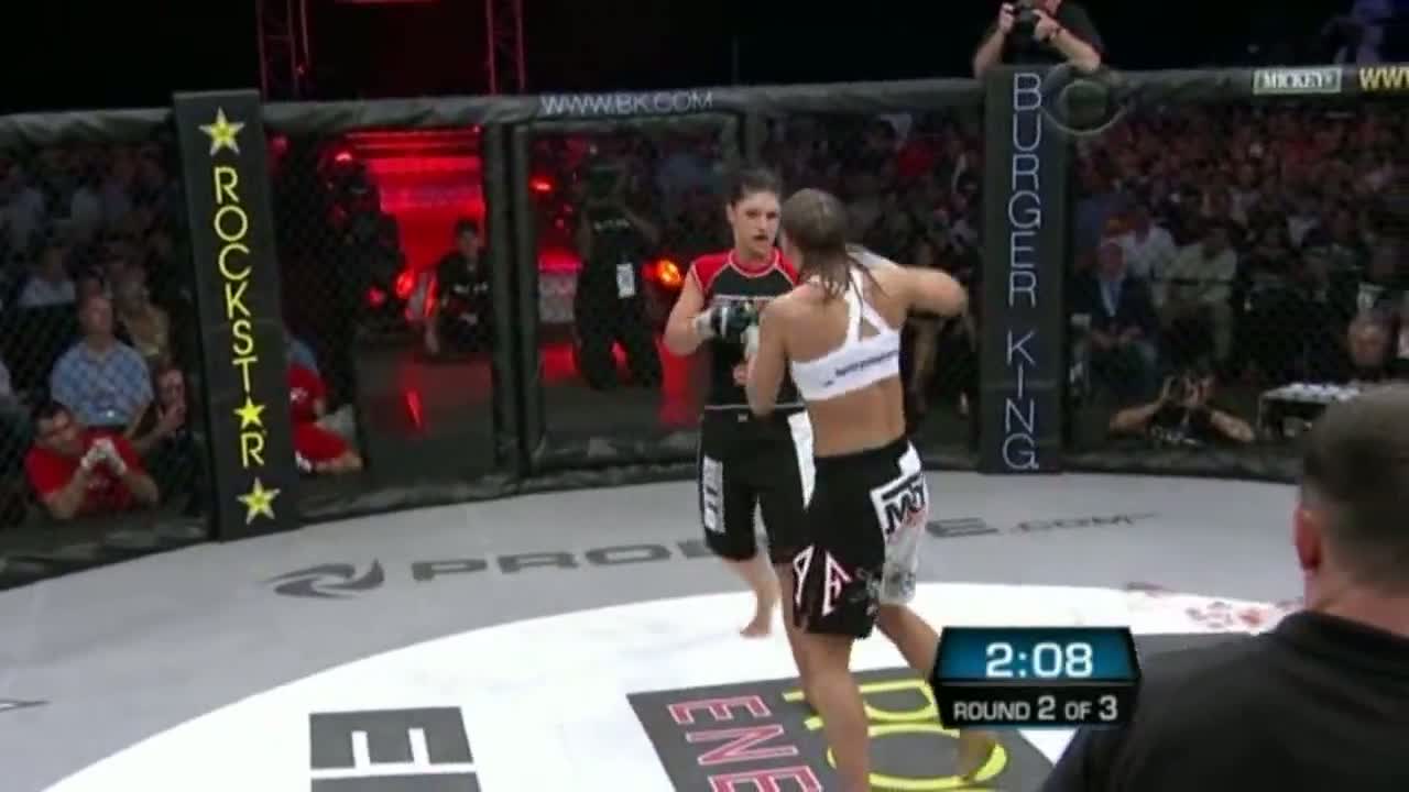MMA. Gina Carano vs Kaitlin Young
